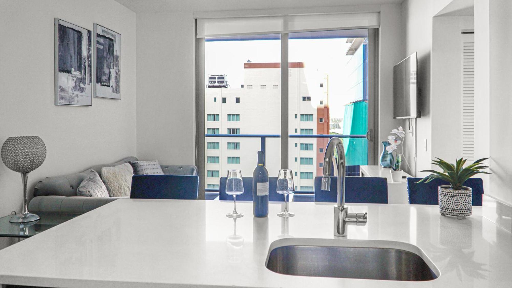 Modern 2br - King Beds, Downtown! Apartment