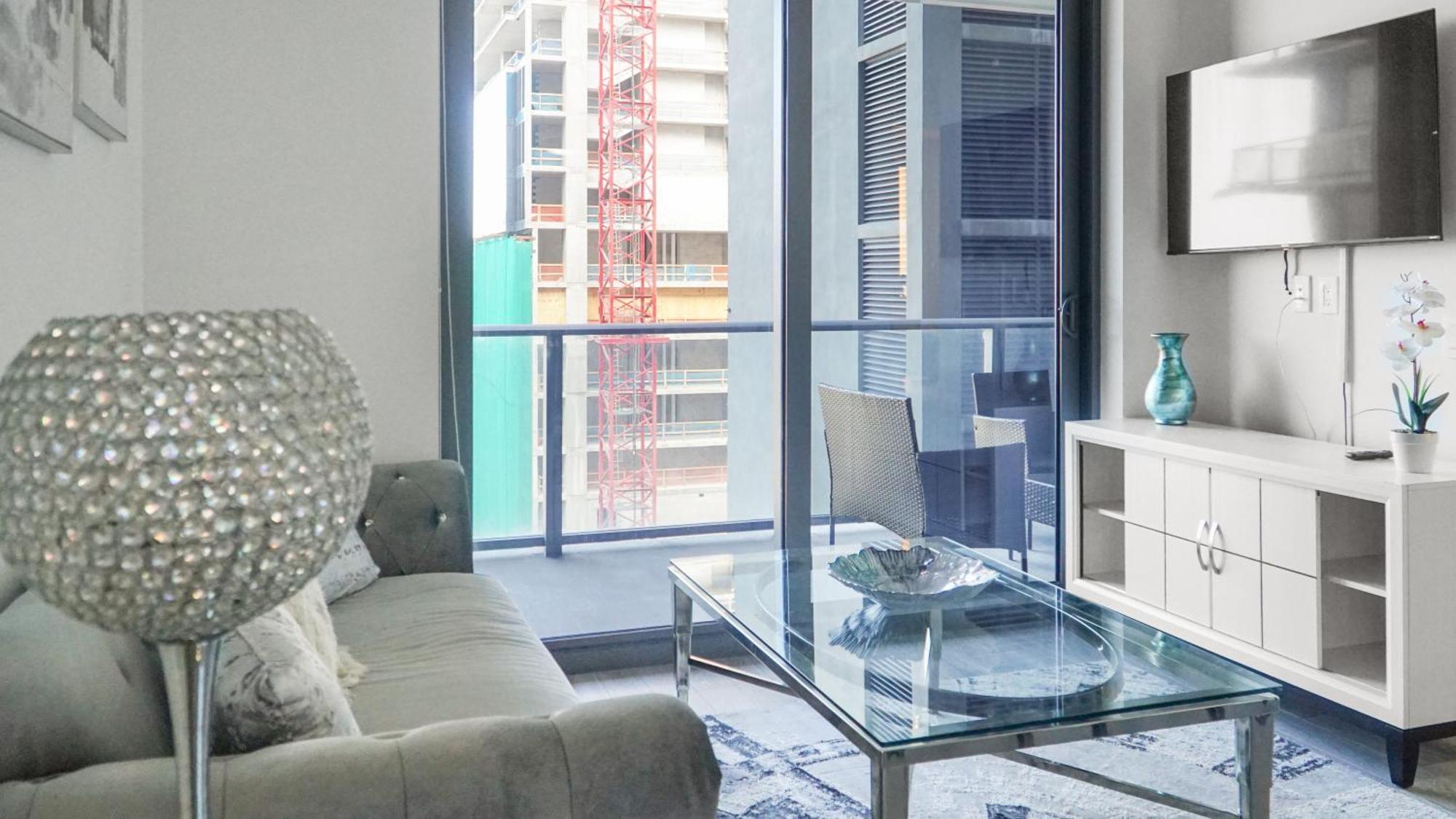 Modern 2br - King Beds, Downtown! Apartment *