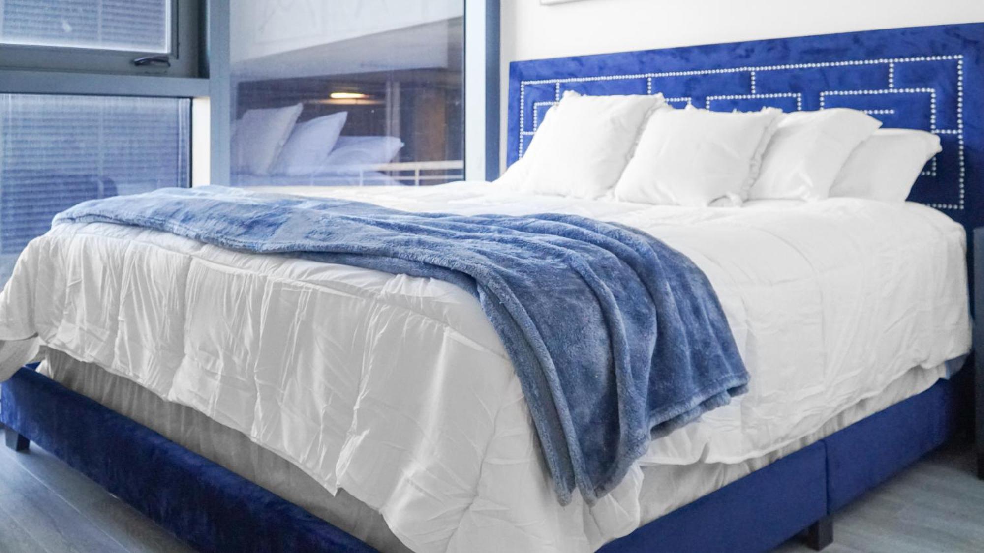 Modern 2br - King Beds, Downtown! Apartment