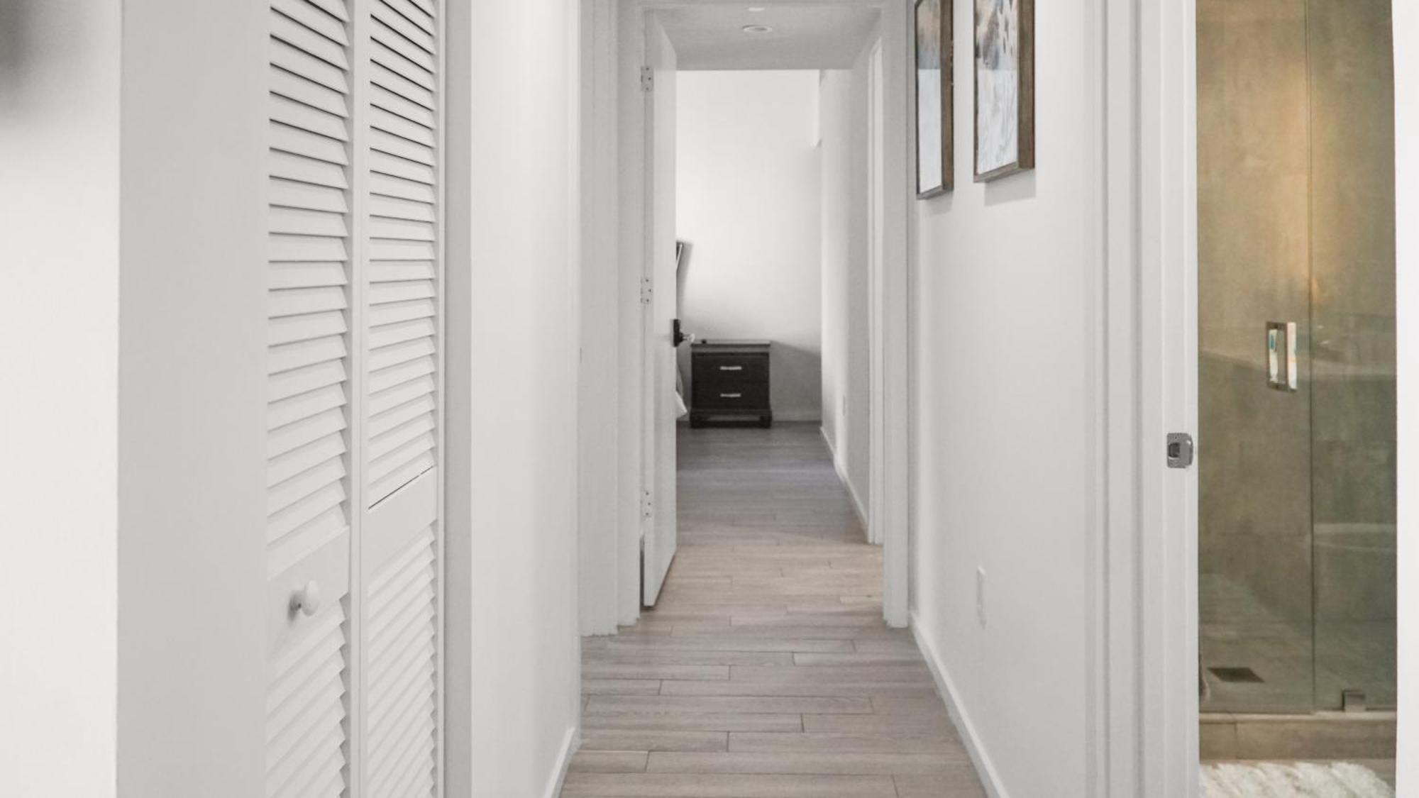 Modern 2br - King Beds, Downtown!