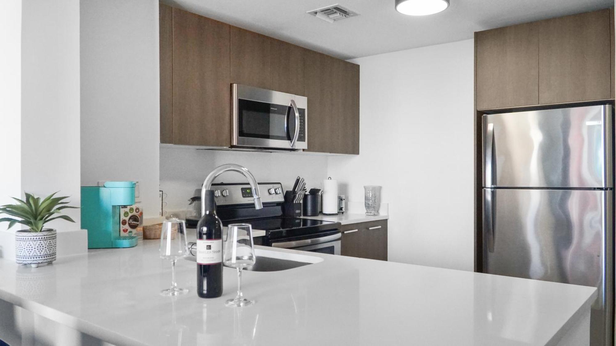 Modern 2br - King Beds, Downtown!