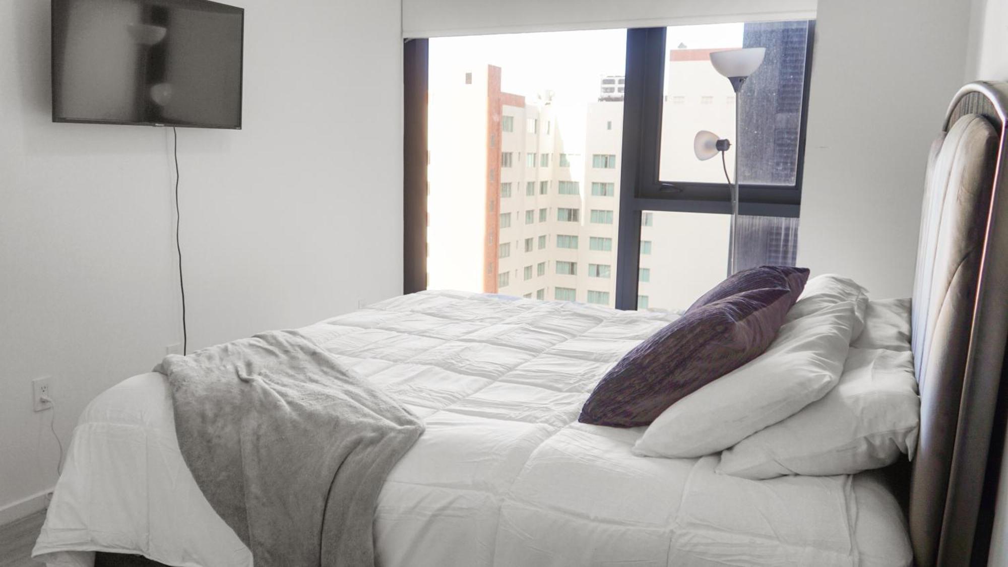 Modern 2br - King Beds, Downtown! Apartment