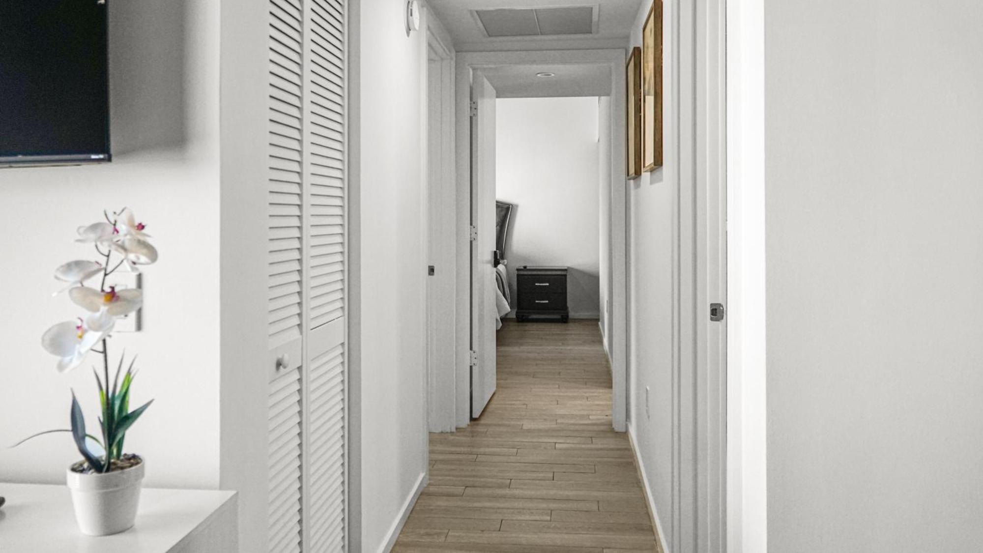 Modern 2br - King Beds, Downtown! *