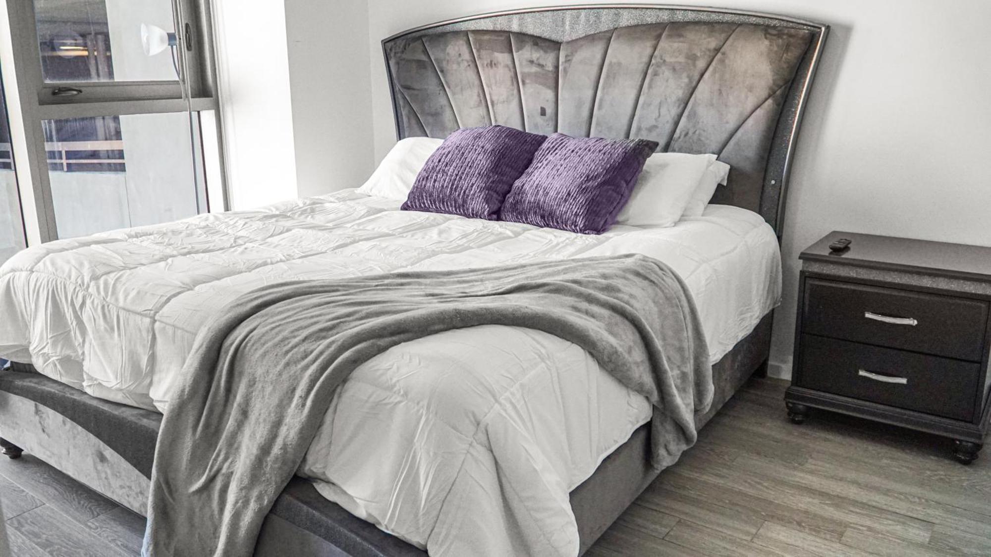 Modern 2br - King Beds, Downtown! Apartment