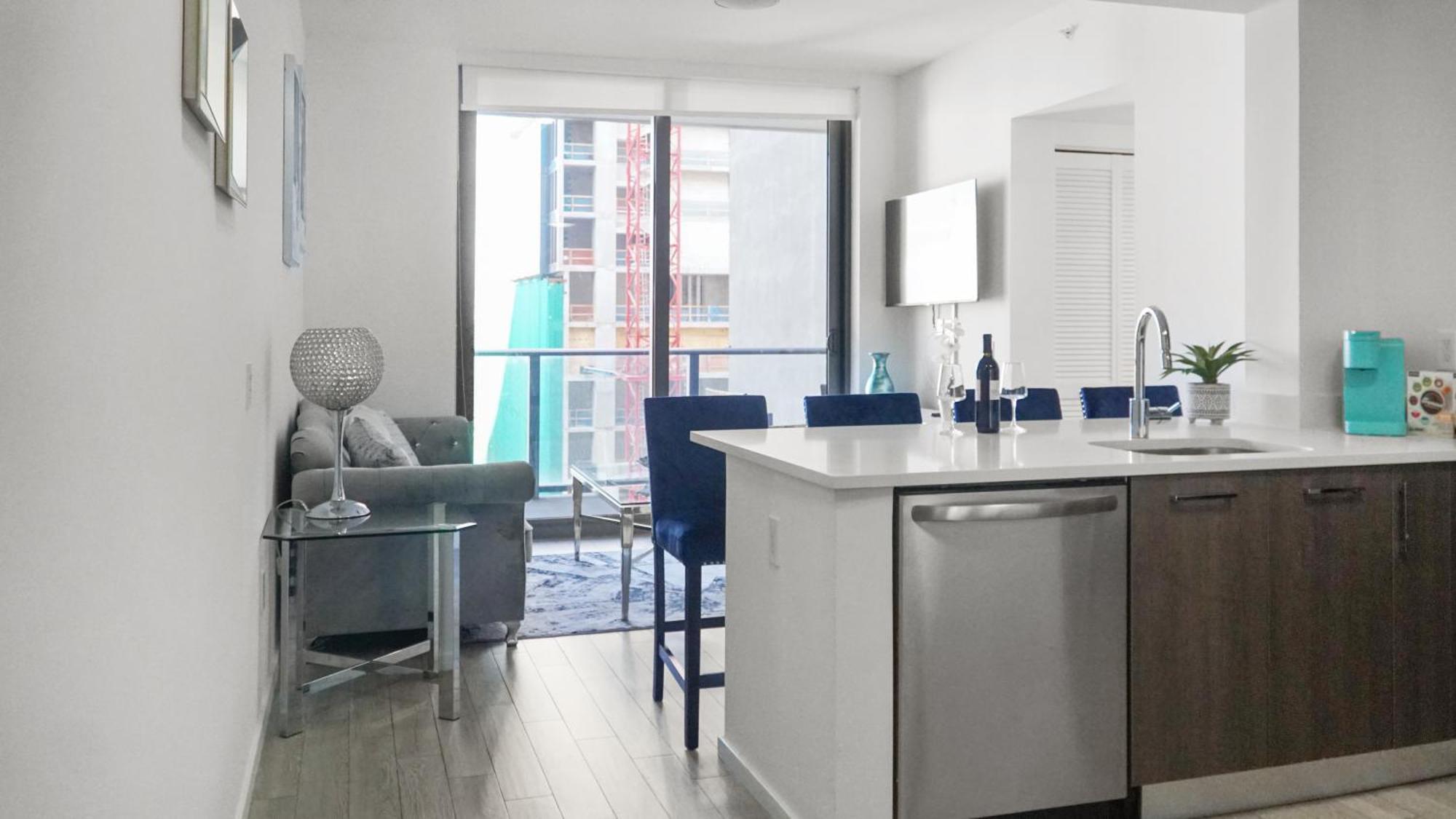 Modern 2br - King Beds, Downtown! Apartment *